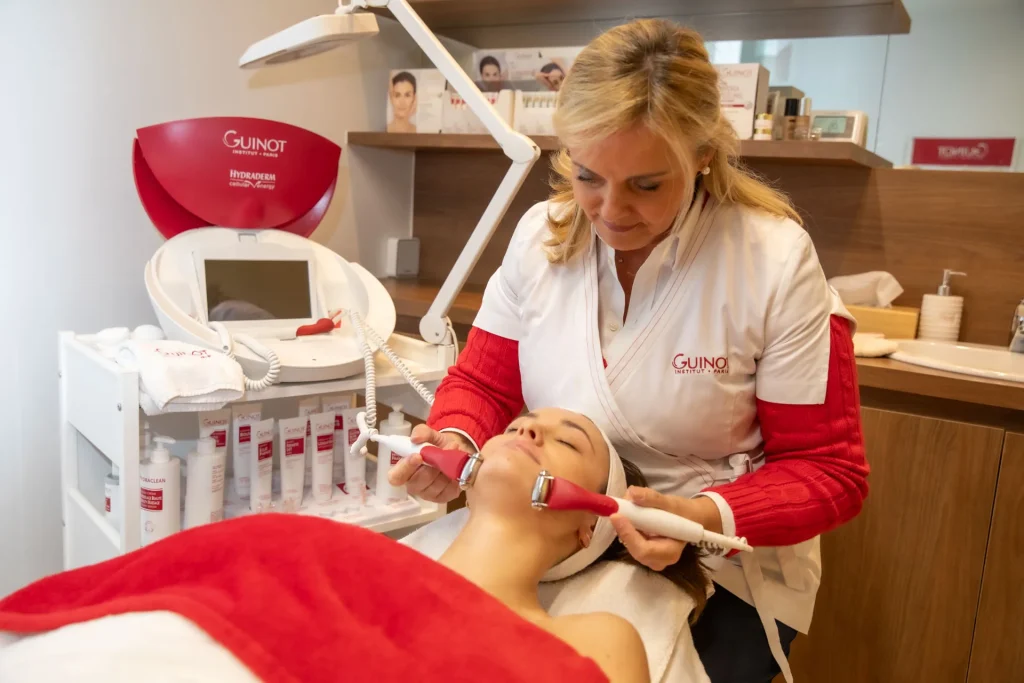 De spierstimulerende lift-behandeling bij Isabelle Kips