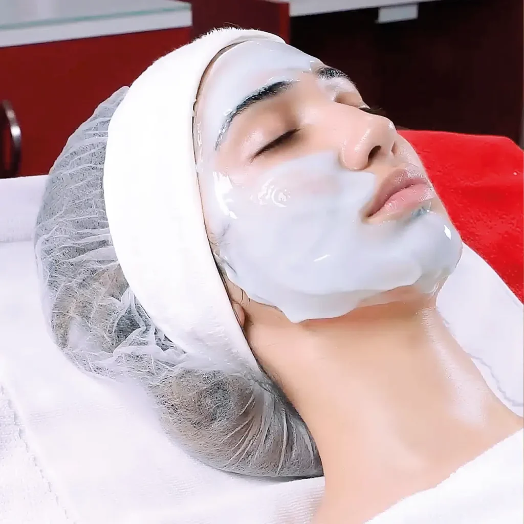 Hydrabrasie peeling is een huidvernieuwende behandeling die de huid verheldert, pigmentvlekken verzwakt en tekenen van veroudering tegen gaat.